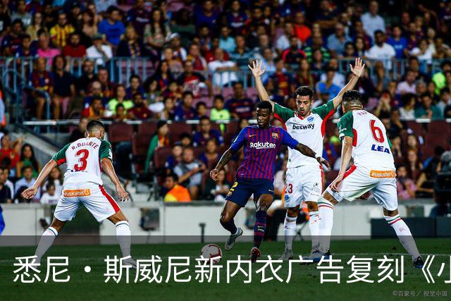 悉尼·斯威尼新内衣广告复刻《小鬼当家》，圣诞梗玩进睡衣系列
